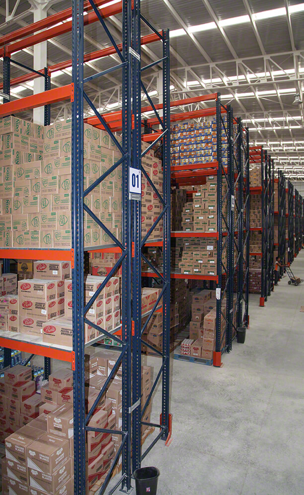 O armazém oferece uma capacidade de armazenamento para 5.512 paletes