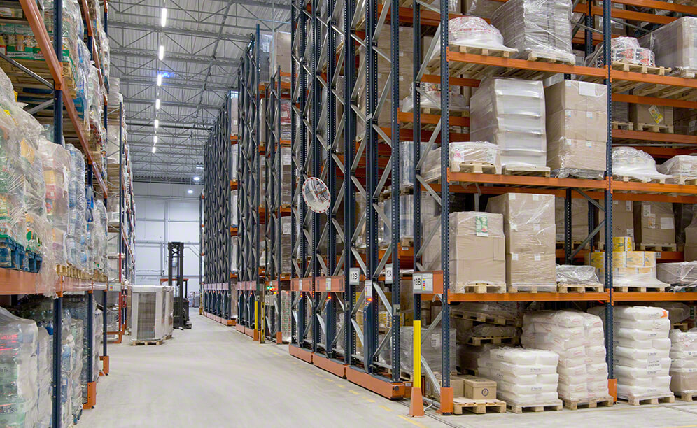 O armazém oferece uma capacidade de armazenamento para 2.730 paletes