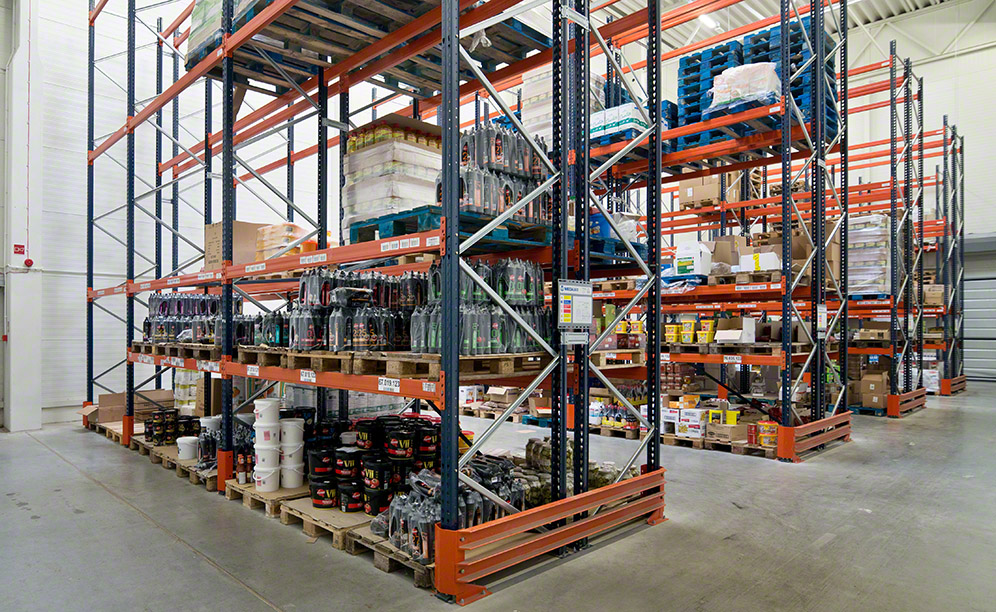 O armazém oferece uma capacidade de armazenamento para 4.407 paletes