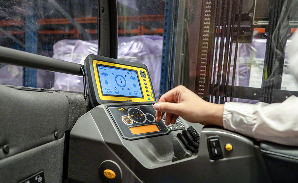 Os operadores utilizam um tablet para emitir as ordens aos carros automáticos