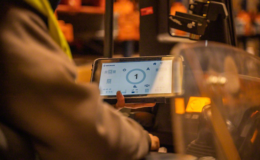Operadores da GM Technology direcionam os Pallet Shuttles com um tablet