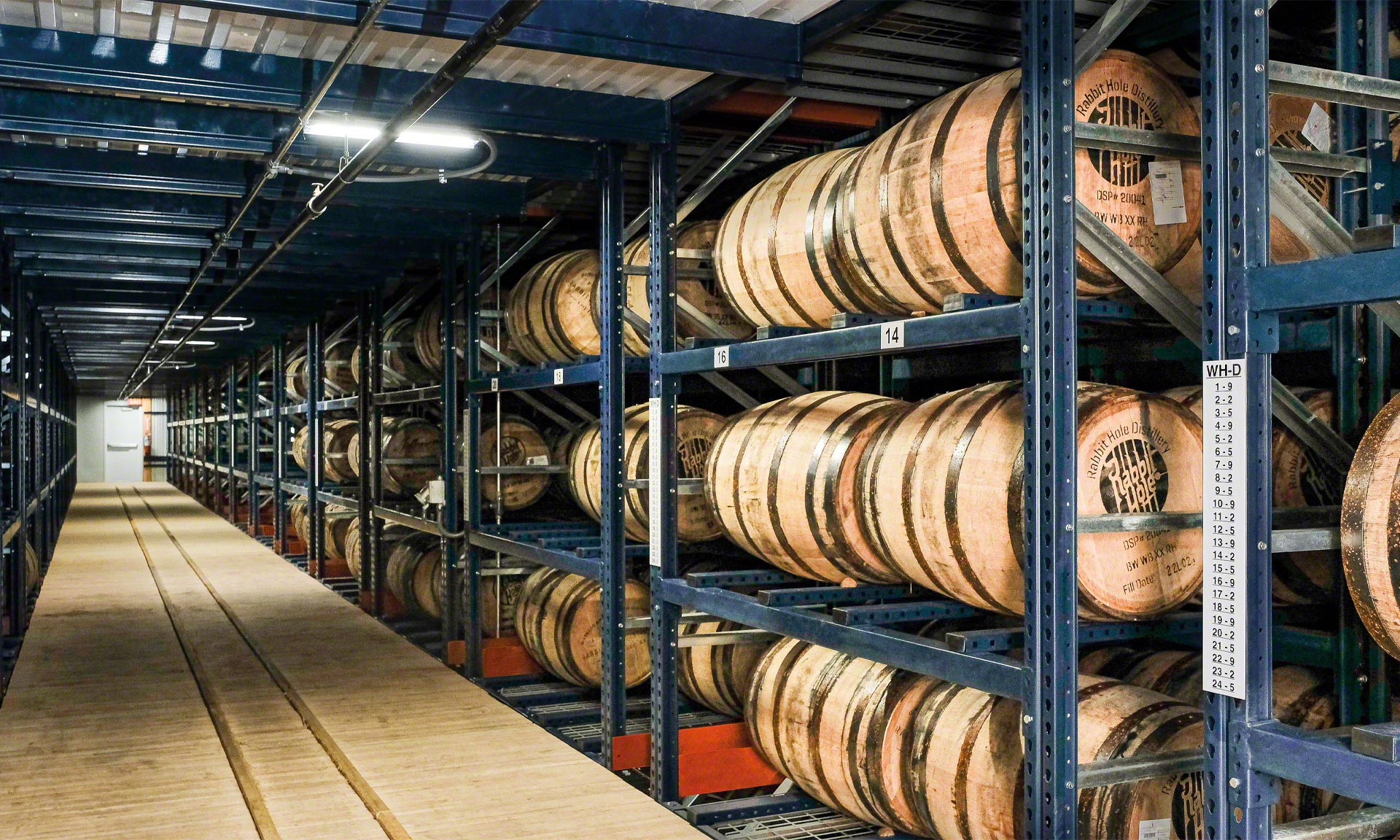 Rabbit Hole Distillery: armazém de alta densidade com barris de uísque bourbon